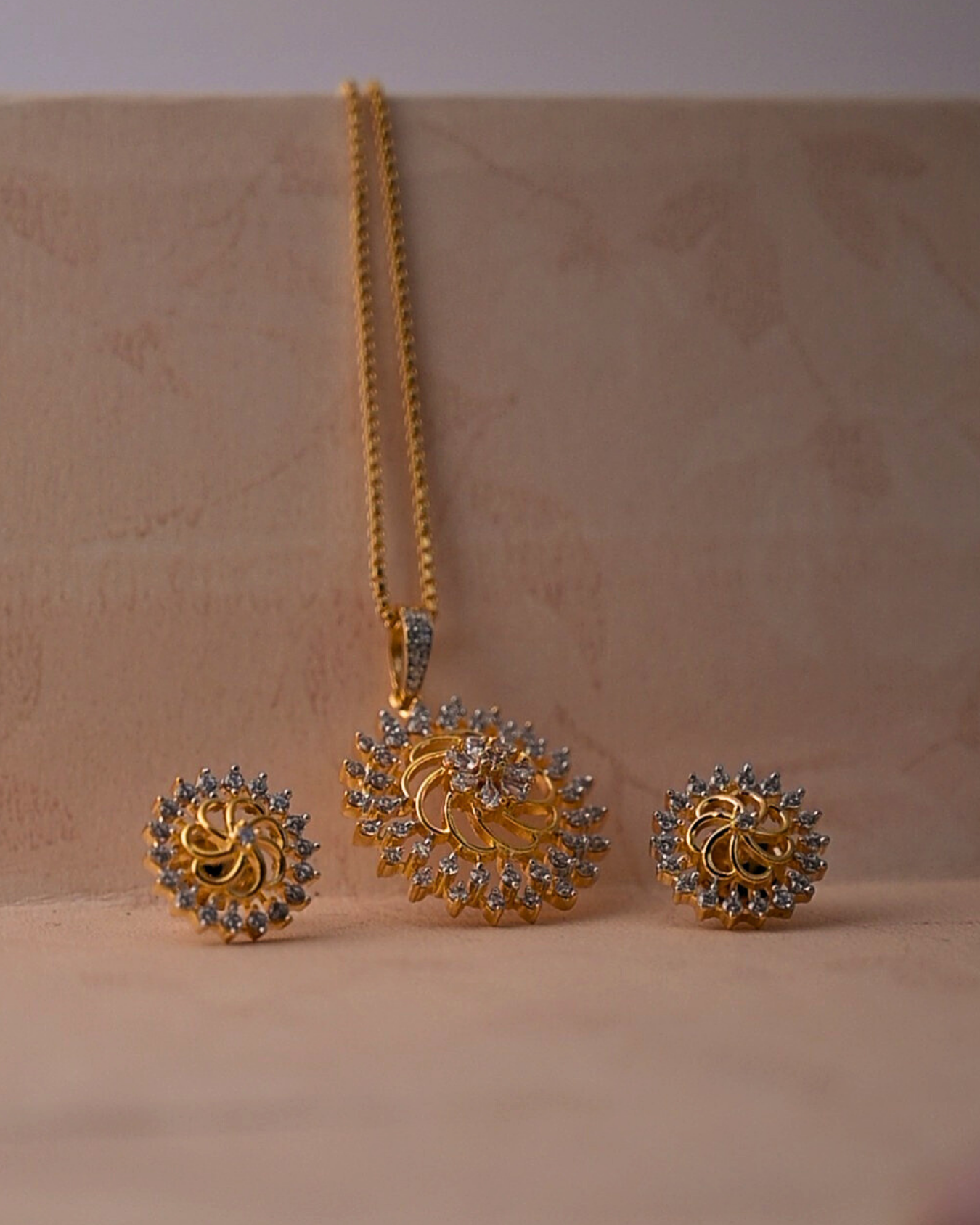 Sunora Pendant Set