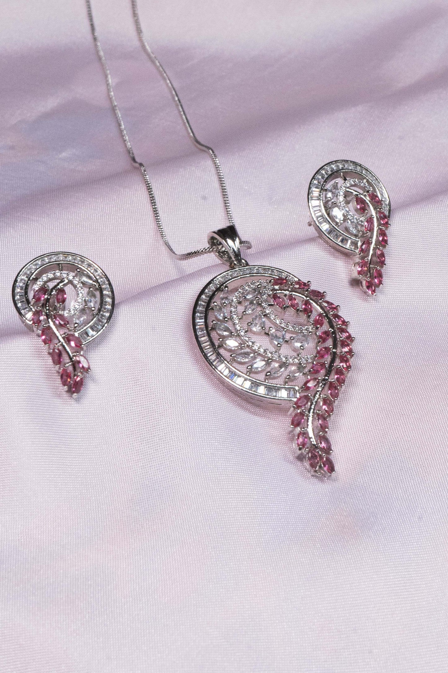 Dewkiss Pendant Set
