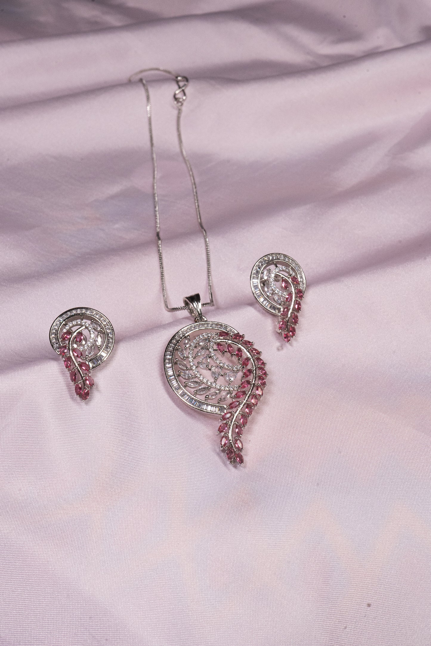 Dewkiss  Pendant Set
