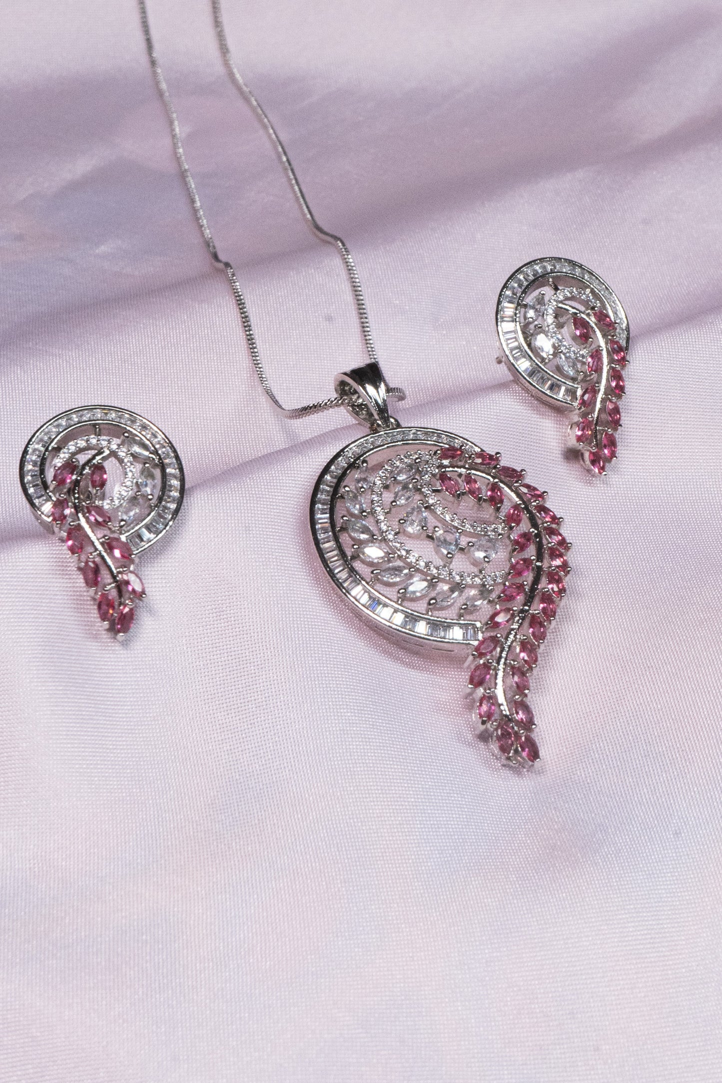 Dewkiss  Pendant Set