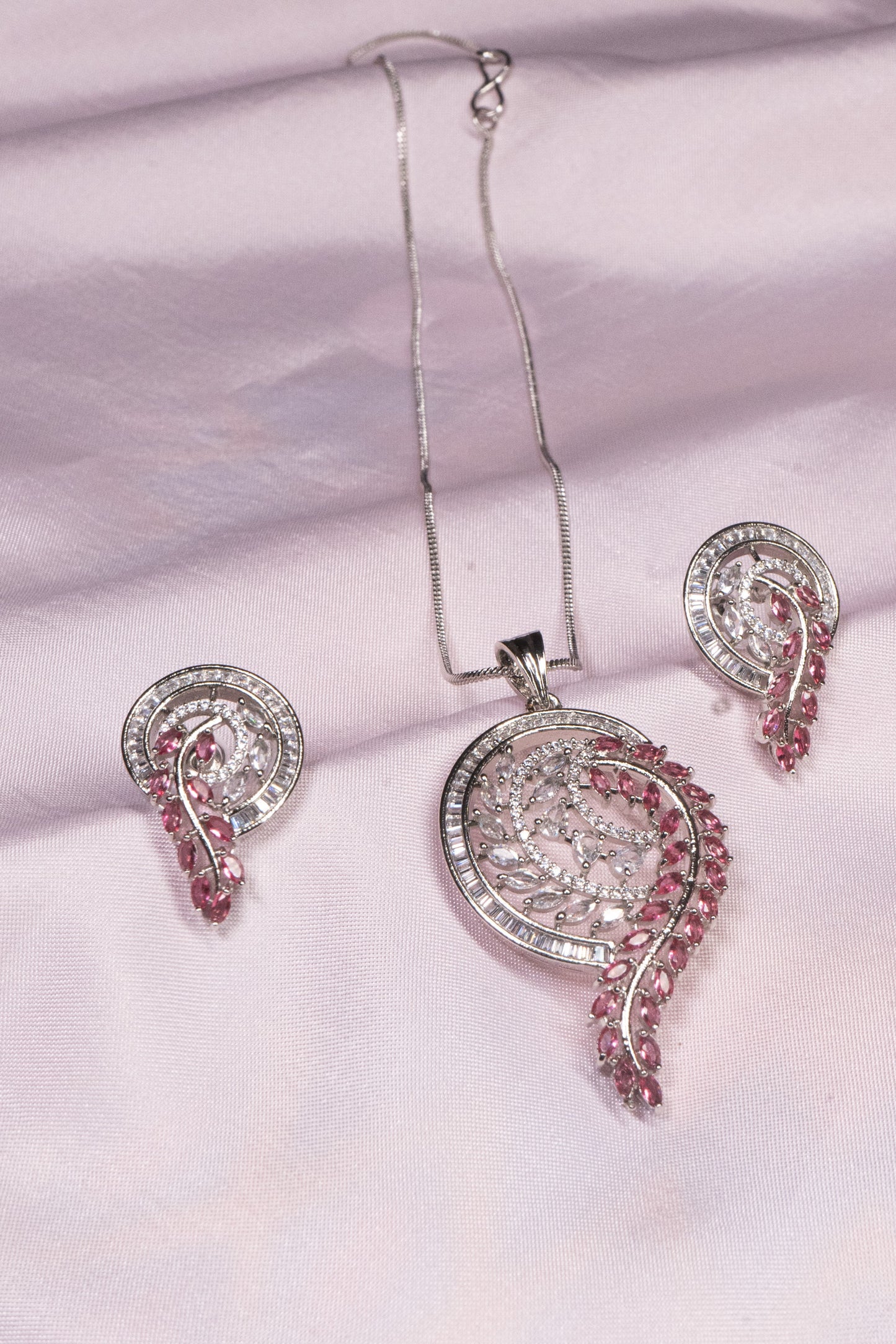 Dewkiss  Pendant Set