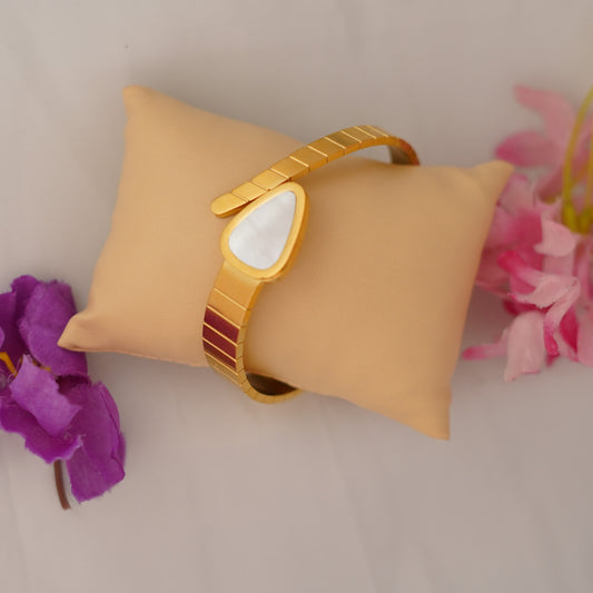 Golden Teardrop Bracelet