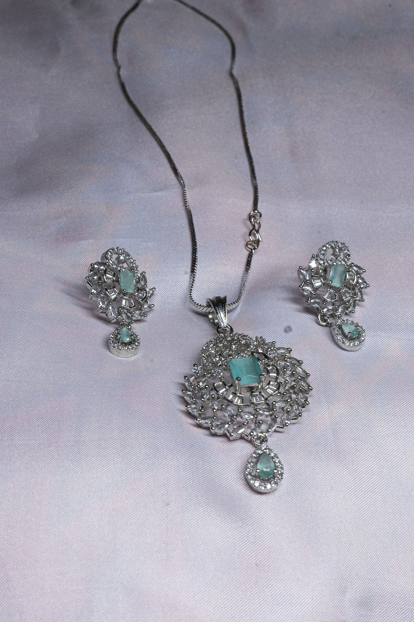 Leaflit  Pendant Set