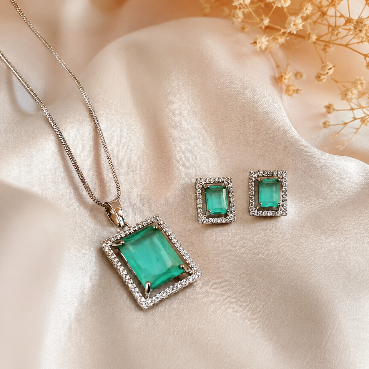 Veyra Emerald Pendant Set