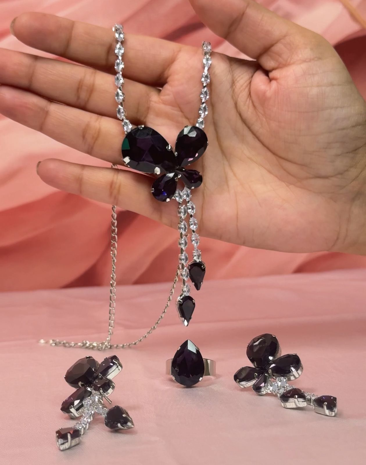 Noir Aura Bow Pendant Set