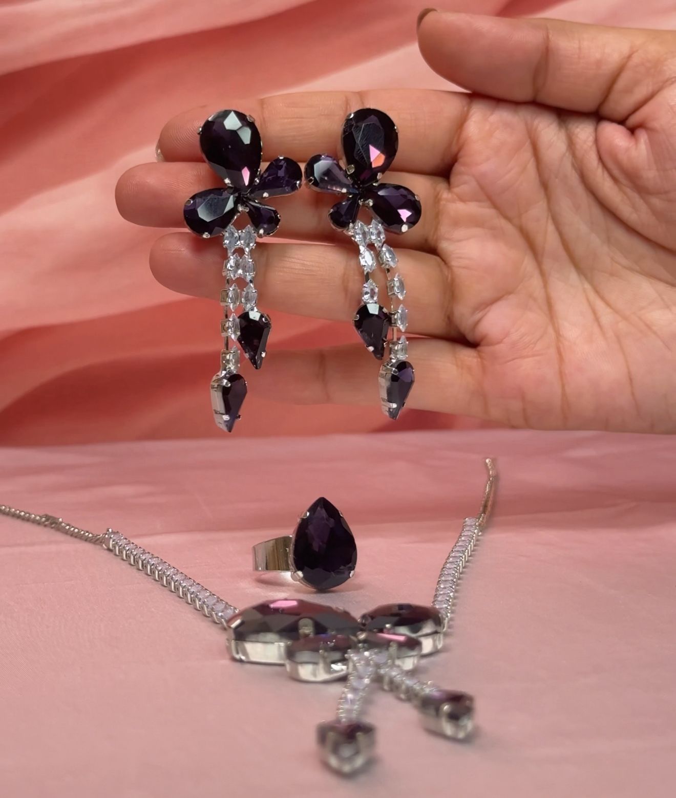 Noir Aura Bow Pendant Set