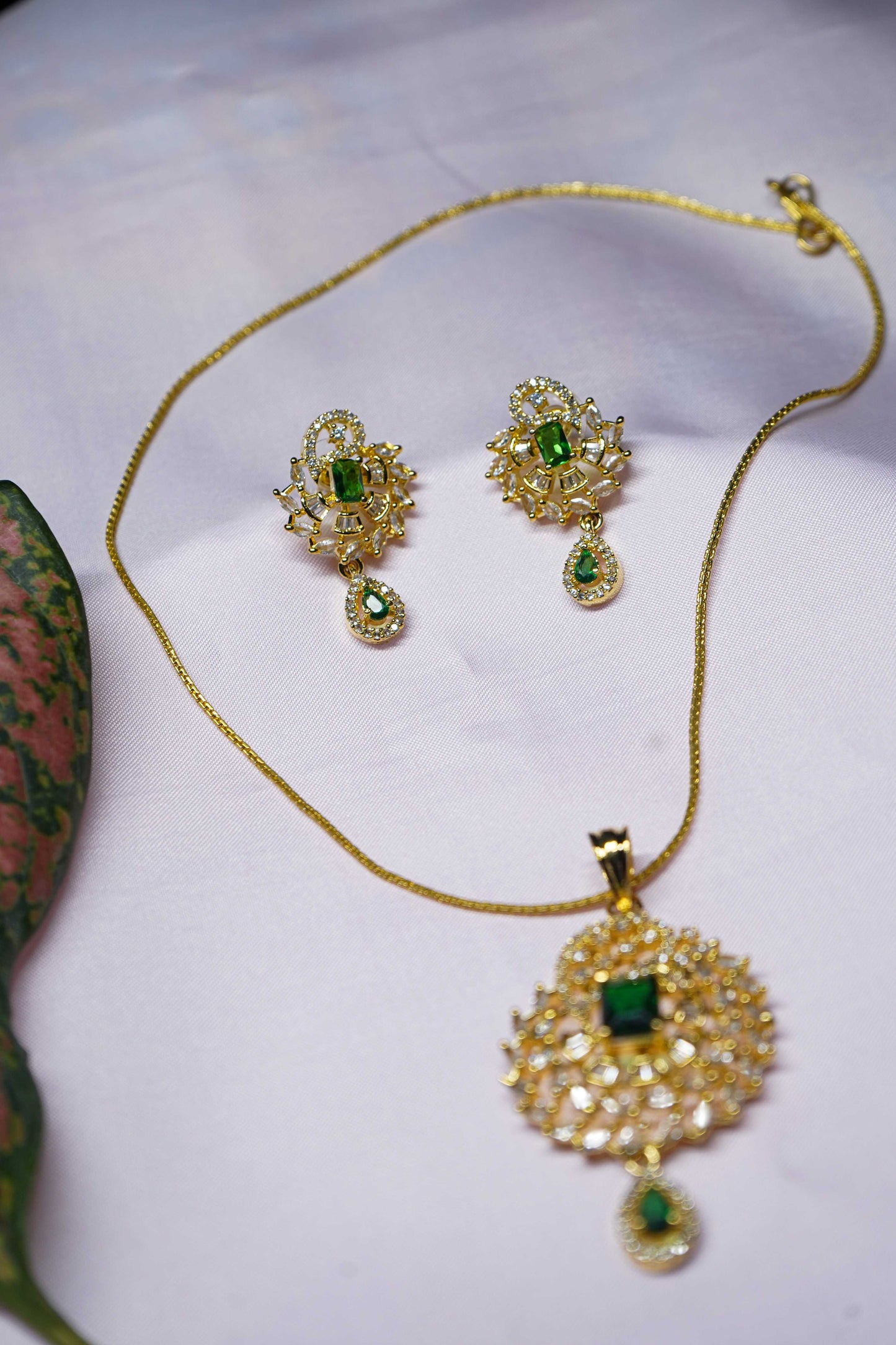 Verdant Leaf Pendant